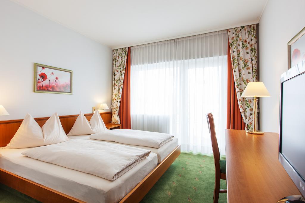Landzeit Motor-Hotel St. Valentin Habitación foto